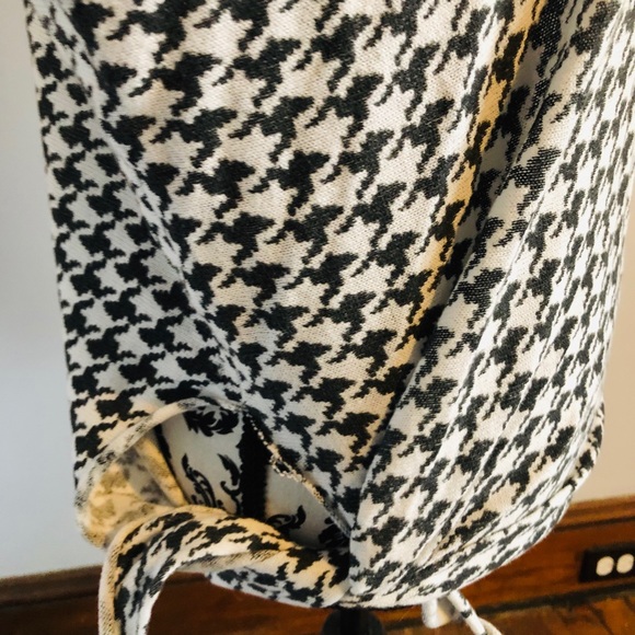 Modern Designer Checkered Knot Tie Sweater. Medium - Picture 8 of 8